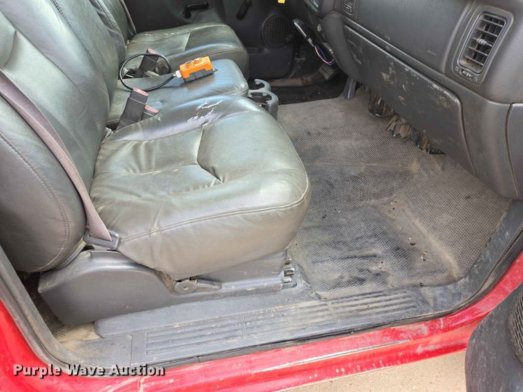 image for item ER1725 2005 Chevrolet Silverado 3500 dump bed pickup truck