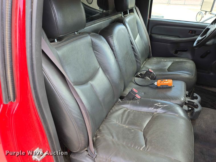 image for item ER1725 2005 Chevrolet Silverado 3500 dump bed pickup truck