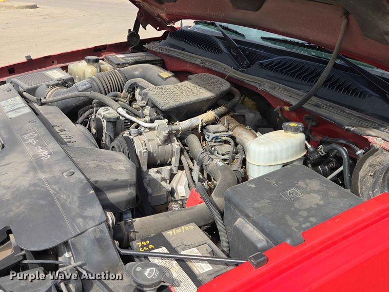 image for item ER1725 2005 Chevrolet Silverado 3500 dump bed pickup truck