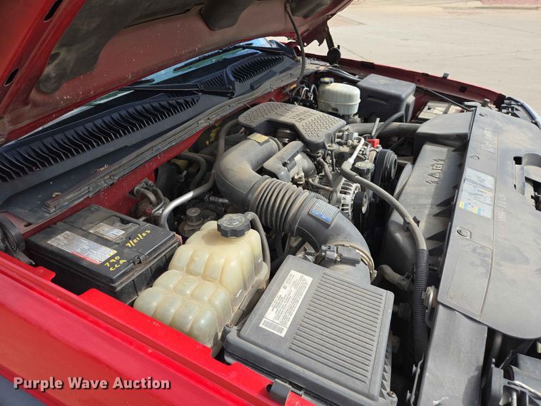 image for item ER1725 2005 Chevrolet Silverado 3500 dump bed pickup truck
