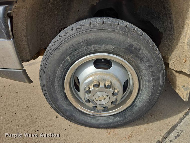 image for item ER1725 2005 Chevrolet Silverado 3500 dump bed pickup truck