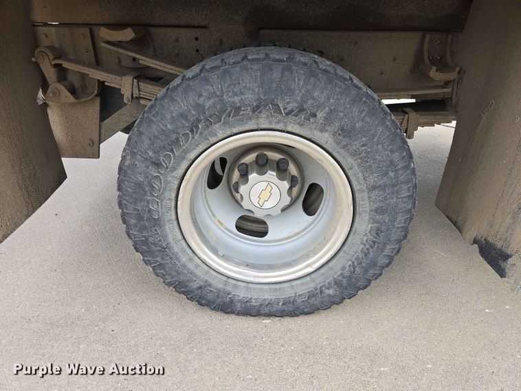 image for item ER1725 2005 Chevrolet Silverado 3500 dump bed pickup truck