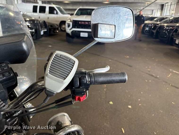 image for item ET0528 2005 Harley-Davidson Police Road King motorcycle