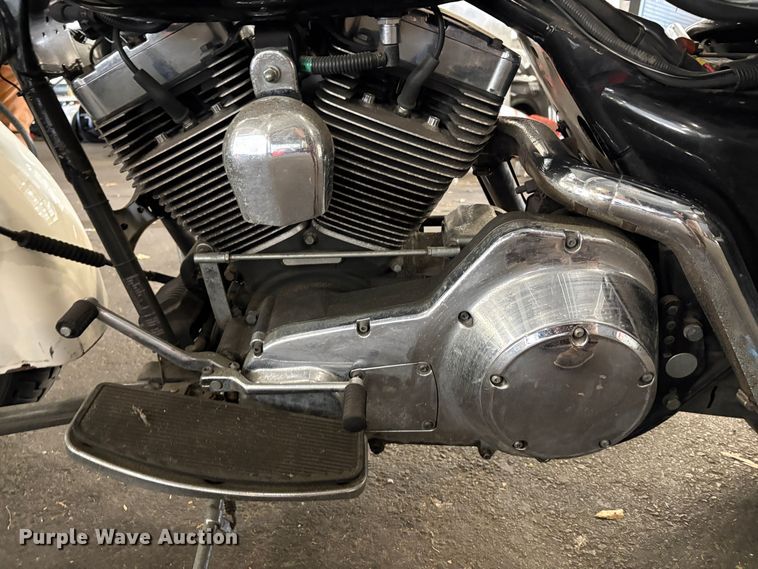 image for item ET0528 2005 Harley-Davidson Police Road King motorcycle