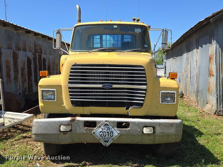 image for item ET5166 1987 Ford LT9000 winch truck