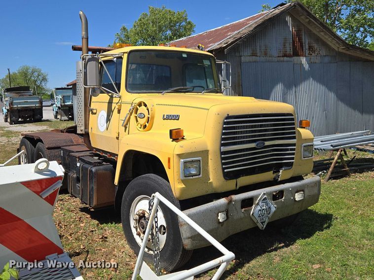 image for item ET5166 1987 Ford LT9000 winch truck