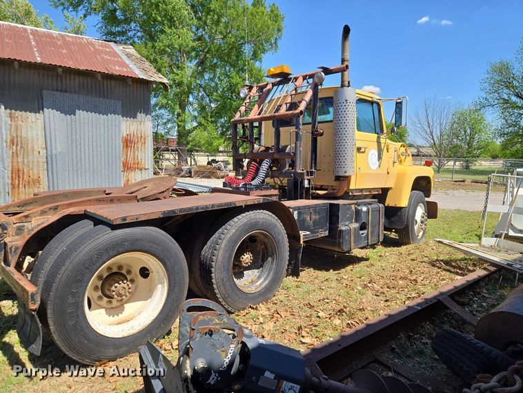 image for item ET5166 1987 Ford LT9000 winch truck