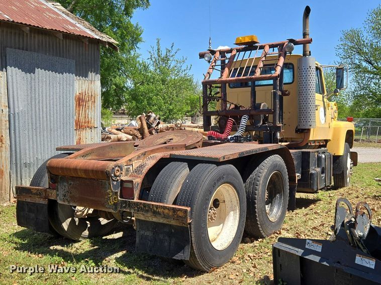image for item ET5166 1987 Ford LT9000 winch truck