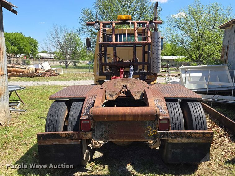 image for item ET5166 1987 Ford LT9000 winch truck
