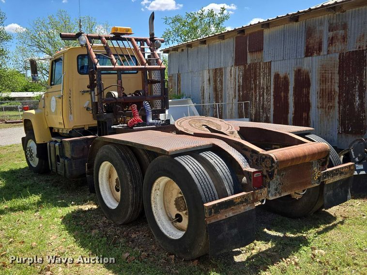 image for item ET5166 1987 Ford LT9000 winch truck