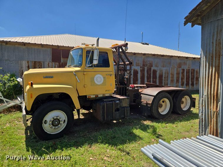 image for item ET5166 1987 Ford LT9000 winch truck