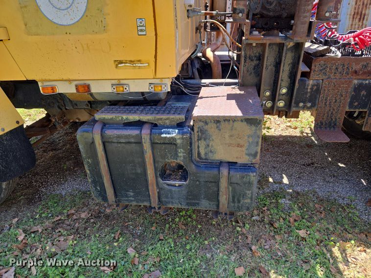 image for item ET5166 1987 Ford LT9000 winch truck