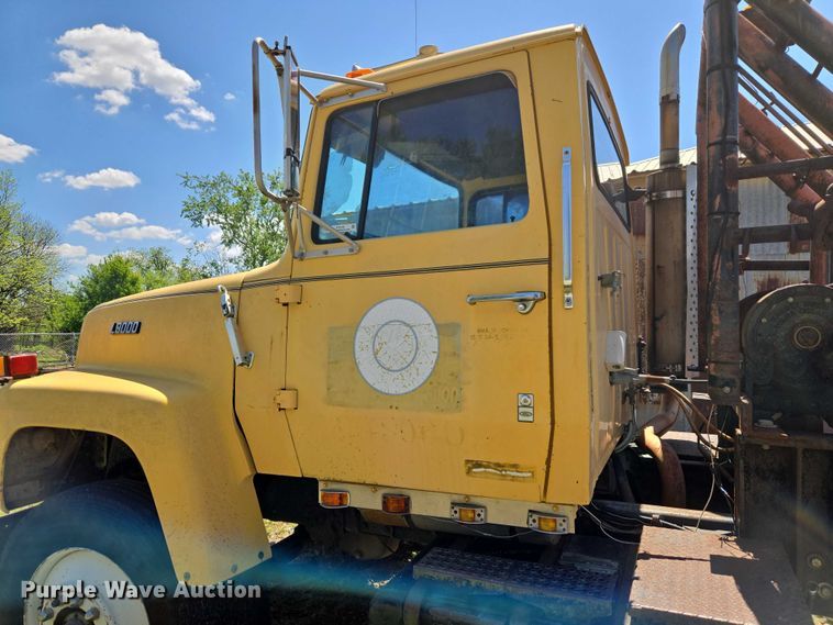 image for item ET5166 1987 Ford LT9000 winch truck