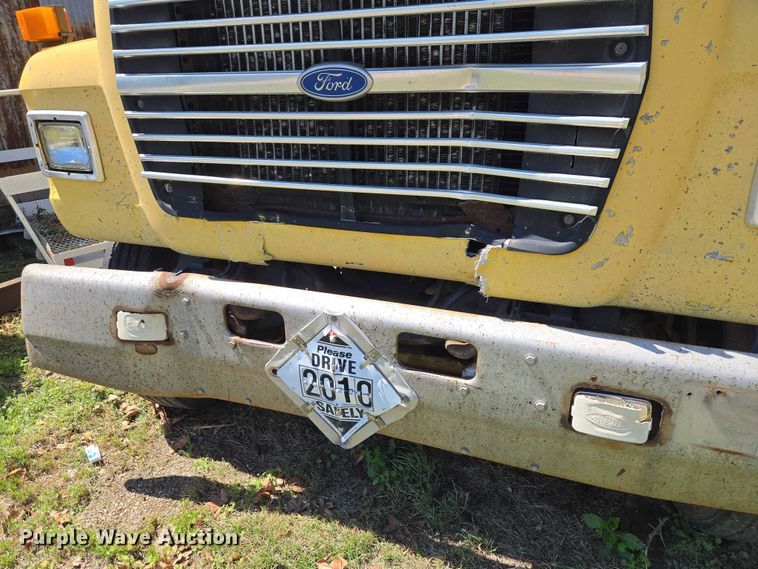 image for item ET5166 1987 Ford LT9000 winch truck