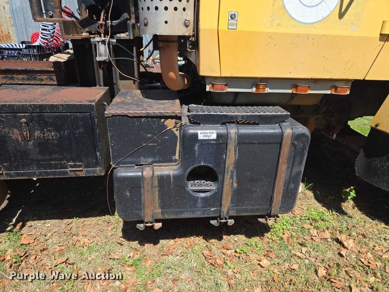 image for item ET5166 1987 Ford LT9000 winch truck