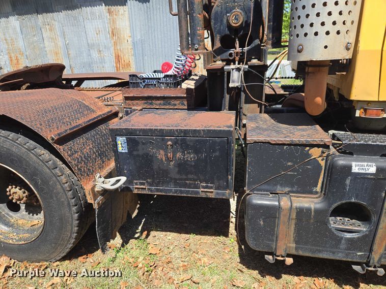 image for item ET5166 1987 Ford LT9000 winch truck