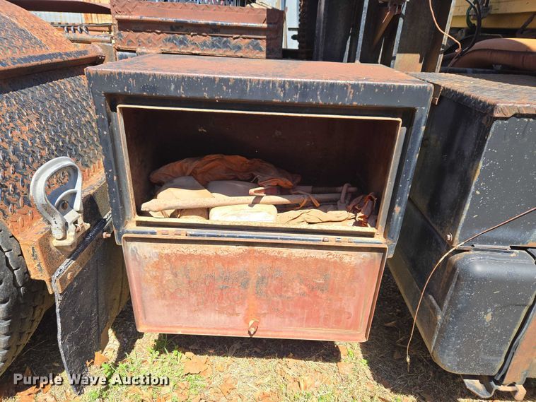 image for item ET5166 1987 Ford LT9000 winch truck
