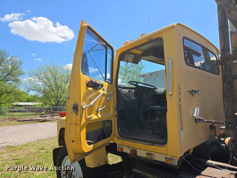 image for item ET5166 1987 Ford LT9000 winch truck