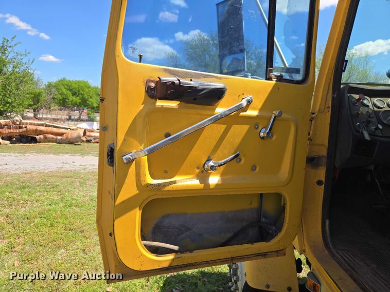 image for item ET5166 1987 Ford LT9000 winch truck