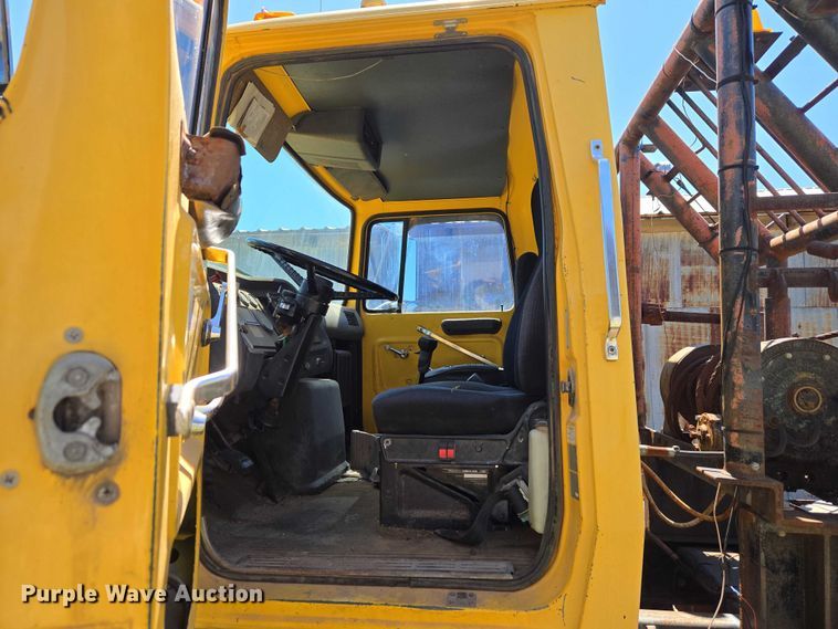 image for item ET5166 1987 Ford LT9000 winch truck