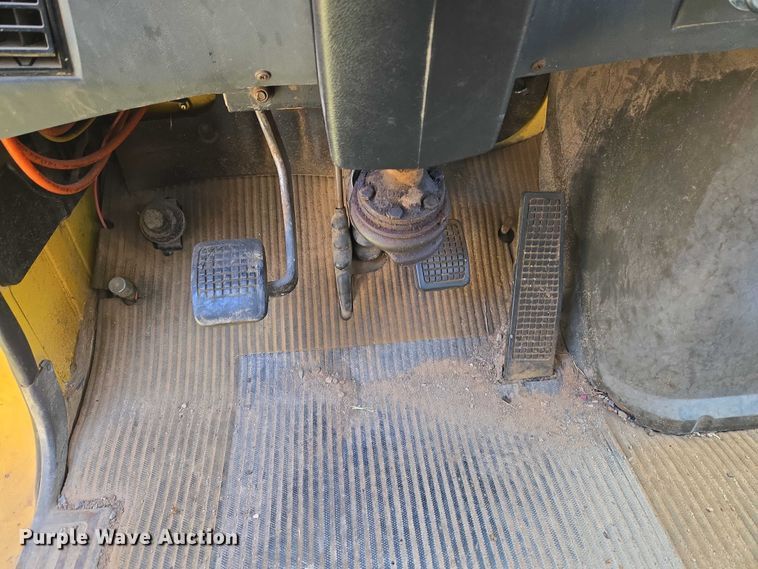 image for item ET5166 1987 Ford LT9000 winch truck