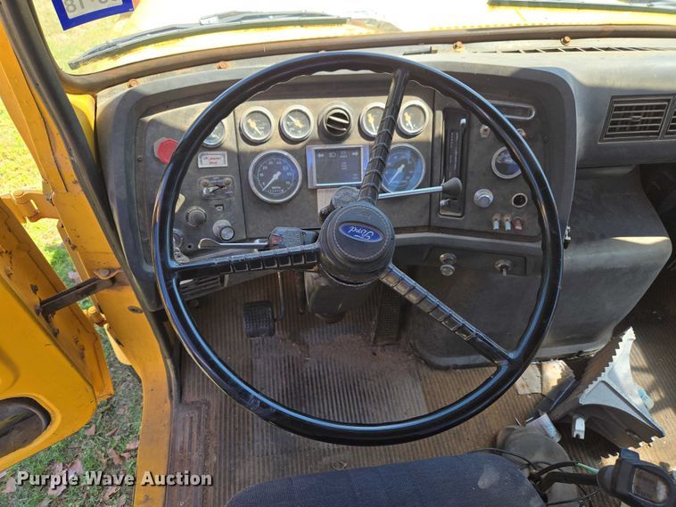 image for item ET5166 1987 Ford LT9000 winch truck