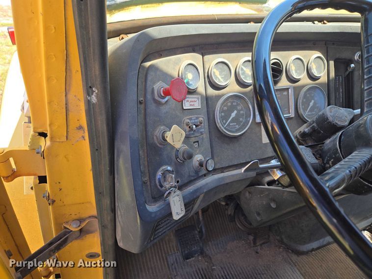 image for item ET5166 1987 Ford LT9000 winch truck