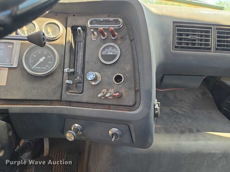 image for item ET5166 1987 Ford LT9000 winch truck