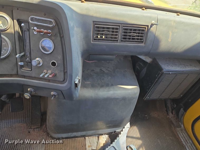 image for item ET5166 1987 Ford LT9000 winch truck