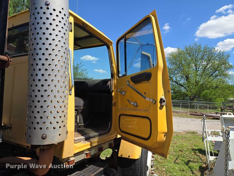 image for item ET5166 1987 Ford LT9000 winch truck