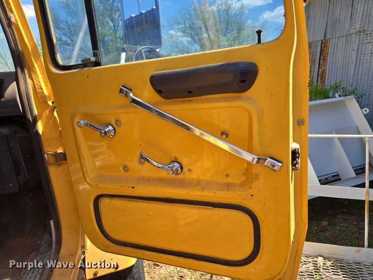 image for item ET5166 1987 Ford LT9000 winch truck