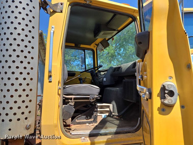 image for item ET5166 1987 Ford LT9000 winch truck