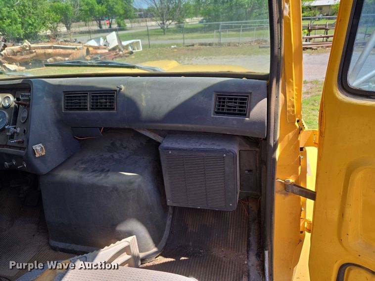 image for item ET5166 1987 Ford LT9000 winch truck