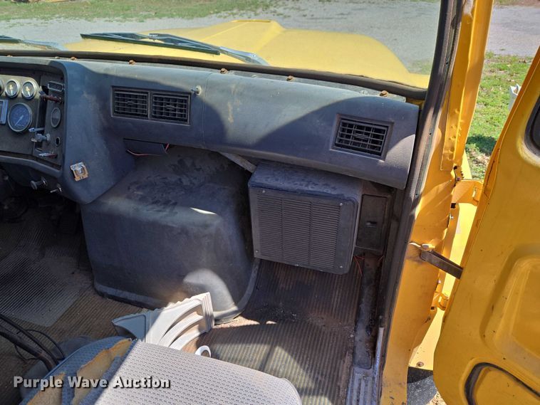 image for item ET5166 1987 Ford LT9000 winch truck
