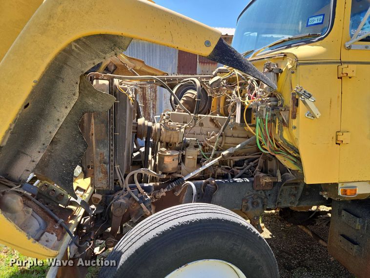image for item ET5166 1987 Ford LT9000 winch truck