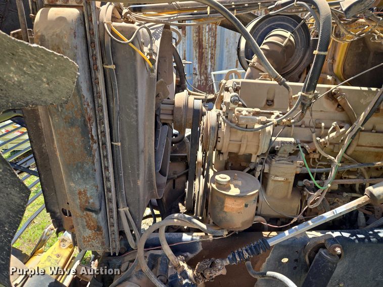 image for item ET5166 1987 Ford LT9000 winch truck
