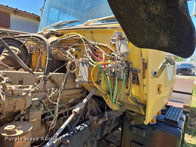 image for item ET5166 1987 Ford LT9000 winch truck