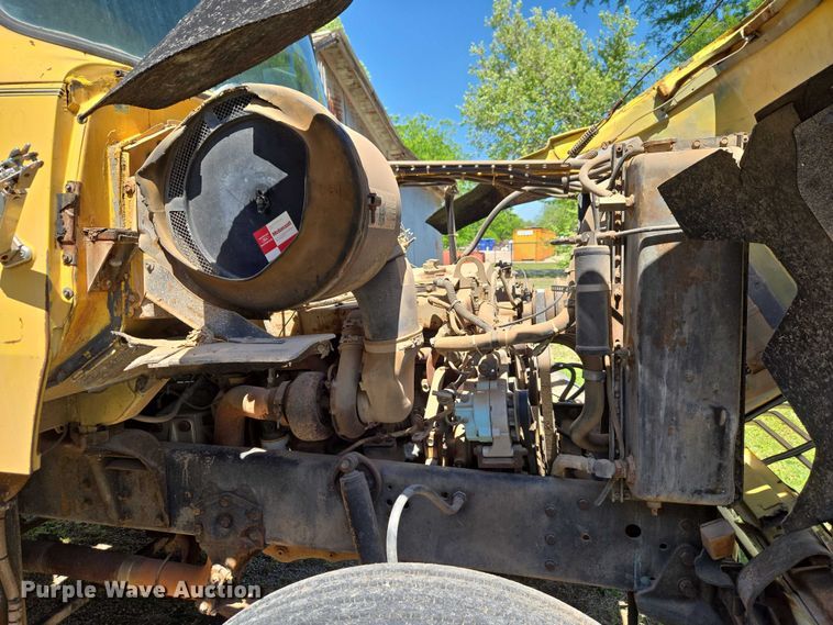 image for item ET5166 1987 Ford LT9000 winch truck