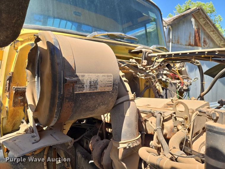 image for item ET5166 1987 Ford LT9000 winch truck