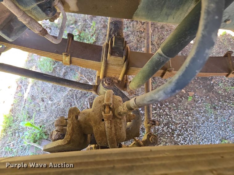image for item ET5166 1987 Ford LT9000 winch truck