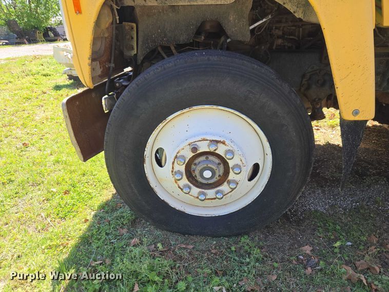 image for item ET5166 1987 Ford LT9000 winch truck
