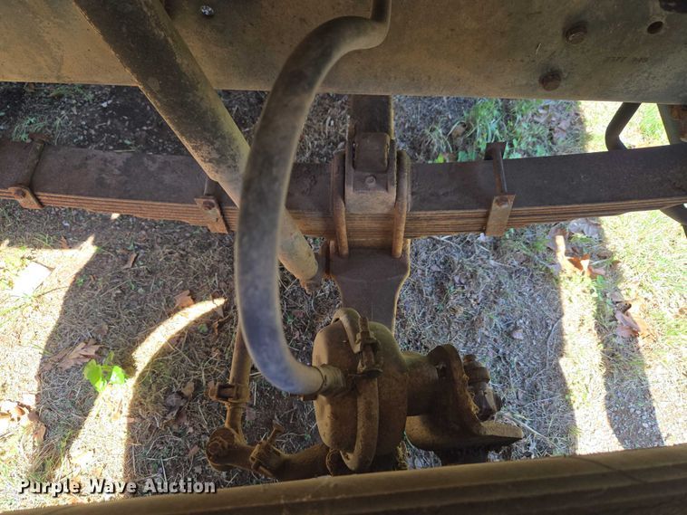 image for item ET5166 1987 Ford LT9000 winch truck