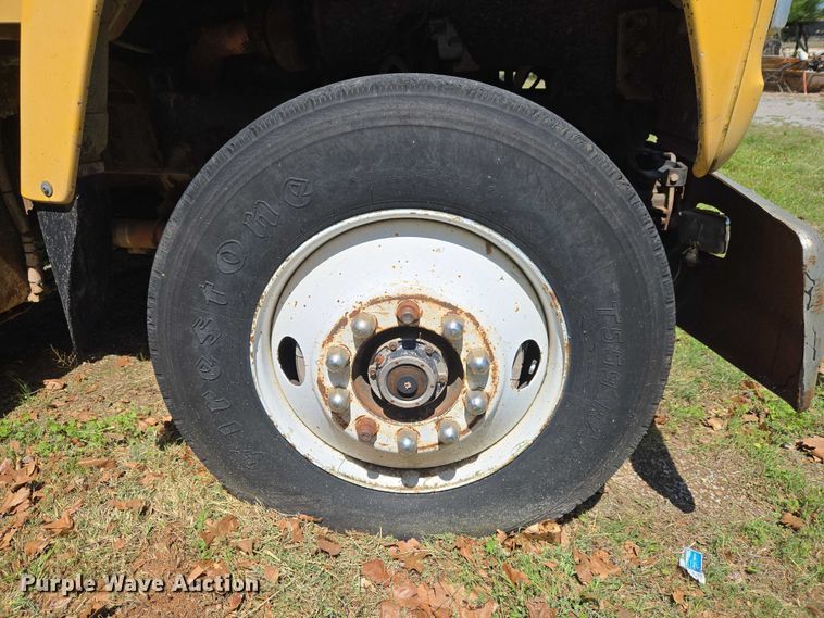 image for item ET5166 1987 Ford LT9000 winch truck