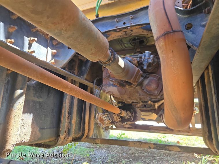 image for item ET5166 1987 Ford LT9000 winch truck