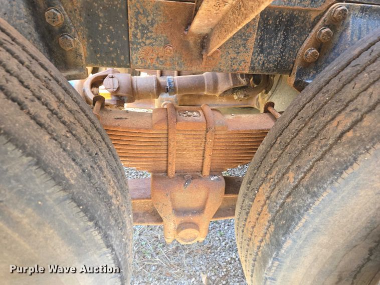 image for item ET5166 1987 Ford LT9000 winch truck