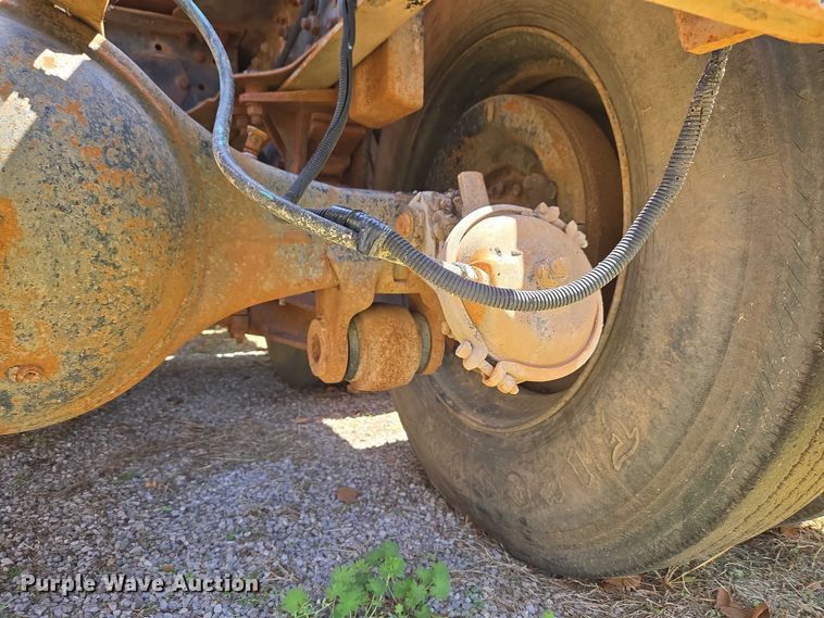 image for item ET5166 1987 Ford LT9000 winch truck