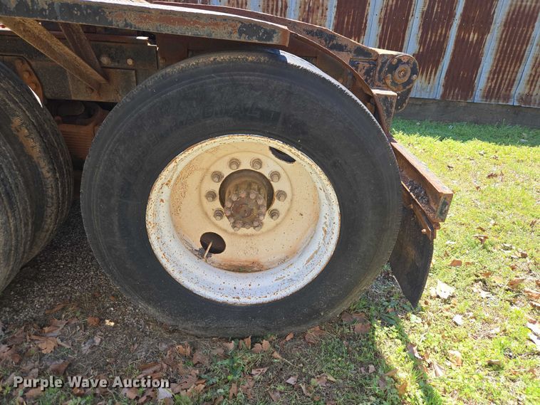 image for item ET5166 1987 Ford LT9000 winch truck
