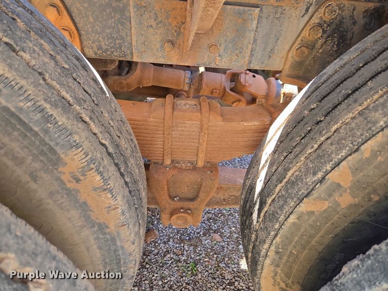 image for item ET5166 1987 Ford LT9000 winch truck