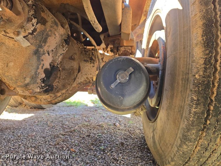 image for item ET5166 1987 Ford LT9000 winch truck