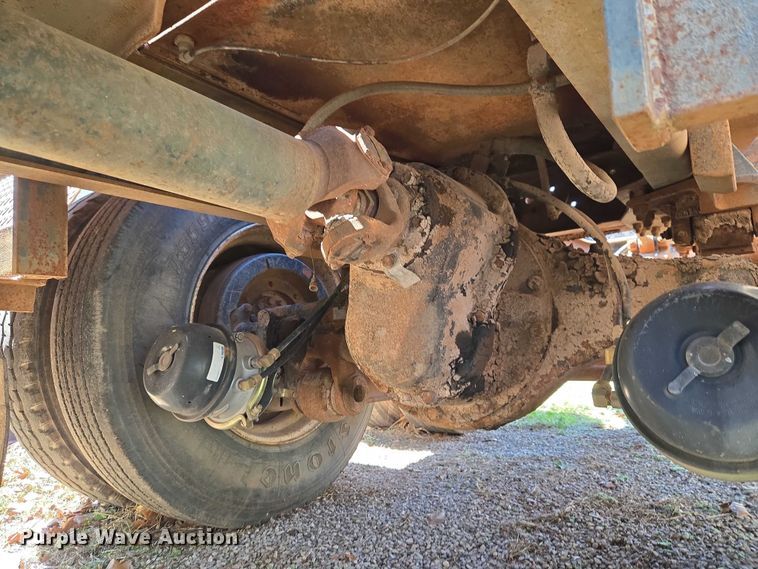 image for item ET5166 1987 Ford LT9000 winch truck